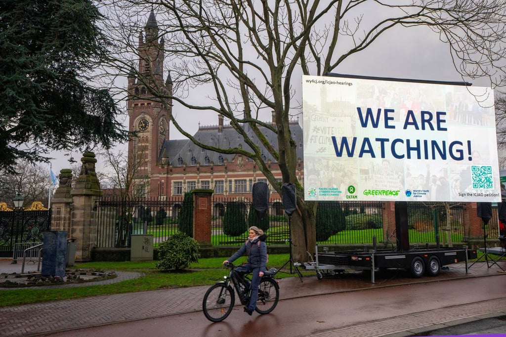 „We are Watching!“ ist auf einem Plakat vor dem Internationalen Gerichtshof zu lesen: Das höchste UN-Gericht hat sich mit Klimaschutz befasst. (Archivbild)
