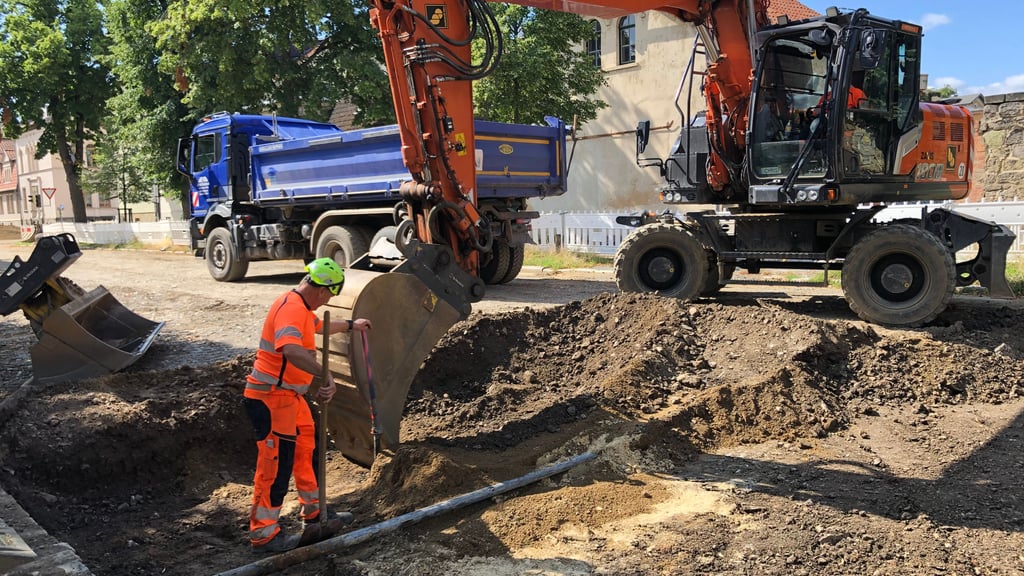 Im Abschnitt der Stresemannstraße Richtung Itschensteig in Quedlinburg wird gerade der Deckenschluss im Rohrgrabenbereich vorbereitet.