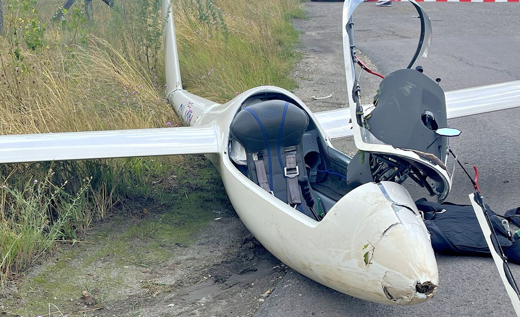 Das Segelflugzeug schaffte es nicht mehr bis zum Flugplatz Renneritz und ist vor dem Gelände der Firma Strabag notgelandet.
