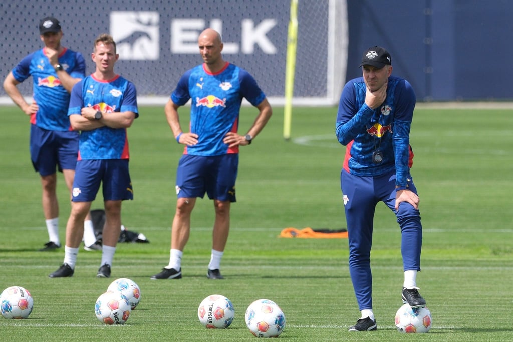 Im Trainingslager will Leipzigs Trainer Ole Werner (r) das Tempo intensivieren.
