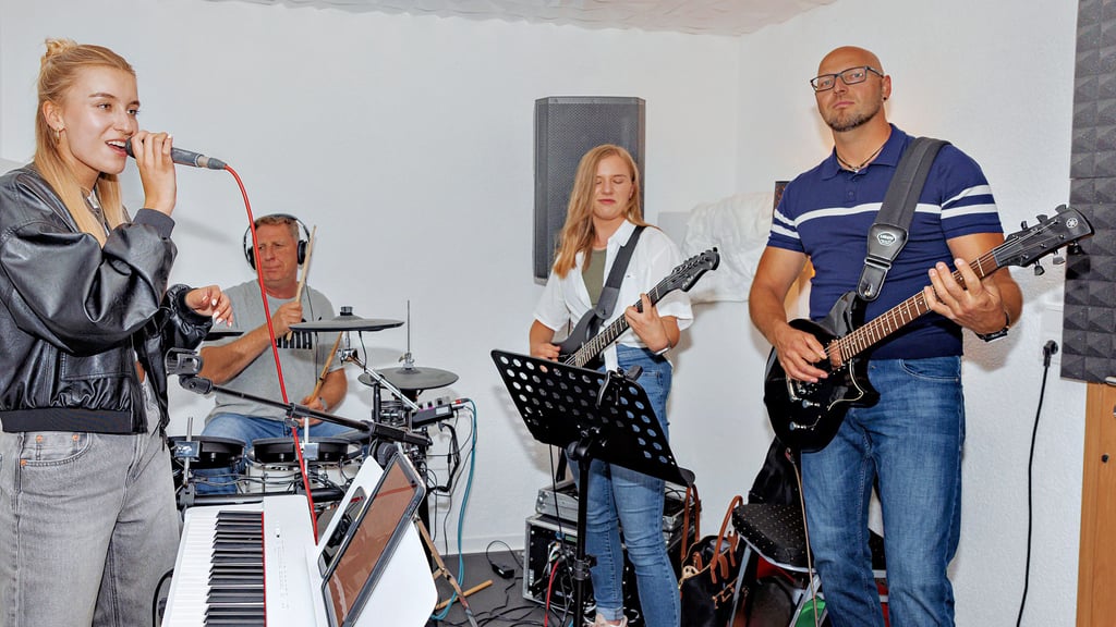 „Vorlaut“ hat bereits einige gemeinsame Proben absolviert. Maxima Schliwa (von links), Holger Tadje, Lena Kabala und Steven Goldschmidt haben die Band gemeinsam gegründet.