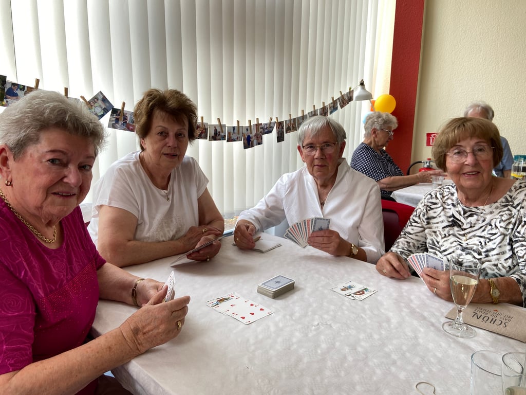 Brigitte Steinhäuser, Gerlinde Kuhfuß, Erika Schmidt und Ruth Miedlig (von links) treffen sich montags im Awo Offener Treff "Am Westernplan" in Magdeburg und spielen gemeinsam Rommé.