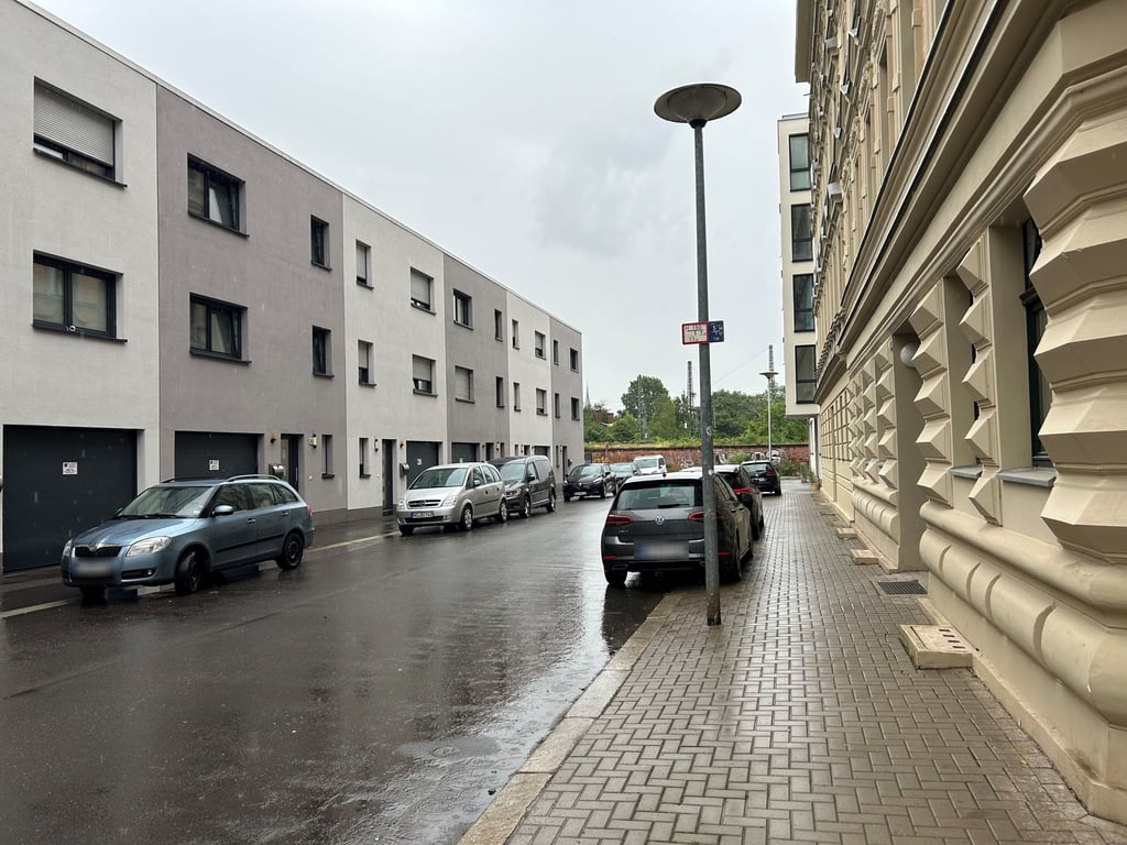 In der Sudenburger Straße parken die Autos teilweise auf dem Gehweg. Durch die Umgestaltung soll sich das ändern.