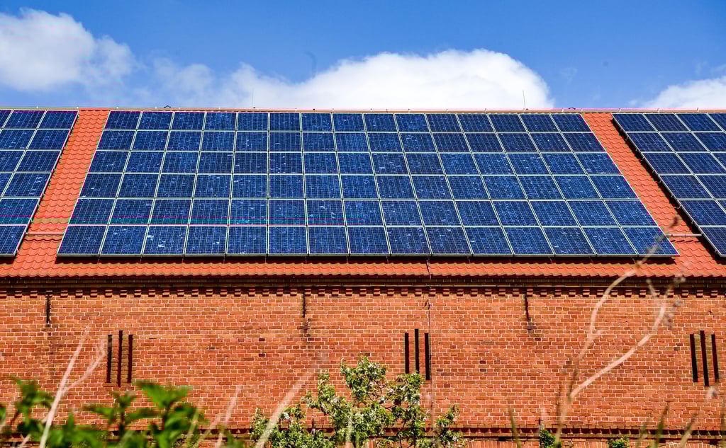 Der Boom bei Solaranlagen auf dem Dach flaut laut Verband der Solarwirtschaft ab. (Archivbild)