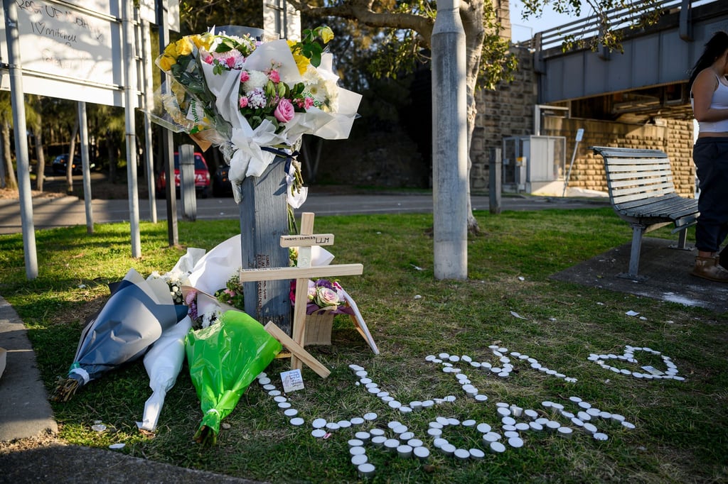 Mitschüler legten in der Nähe der Unglücksstelle Blumen nieder.