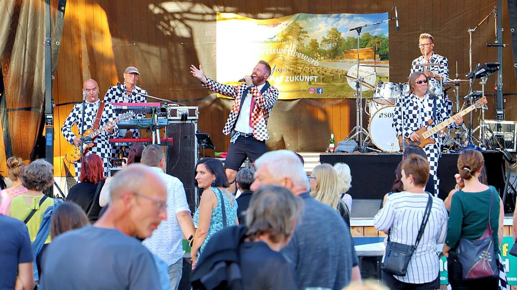 Die Band „Tänzchentee“ sorgt am Samstag in Güsen auf der Freilichtbühne für Stimmung,