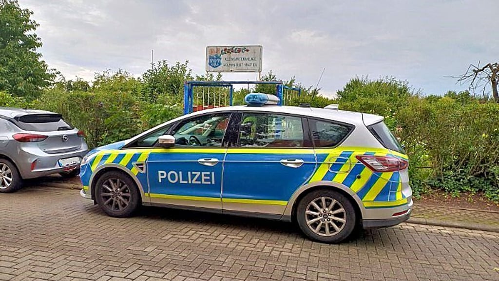 Junge Frau wird bei der Gartenarbeit in der Kleingartenanlage 1947 überfallen - ein großes Polizeiaufgebot rückt an.