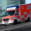 Unfall auf der B188 in Naumburg: Rettungskräfte brachten die verunglückten Personen in ein Krankenhaus. (Symbolbild)