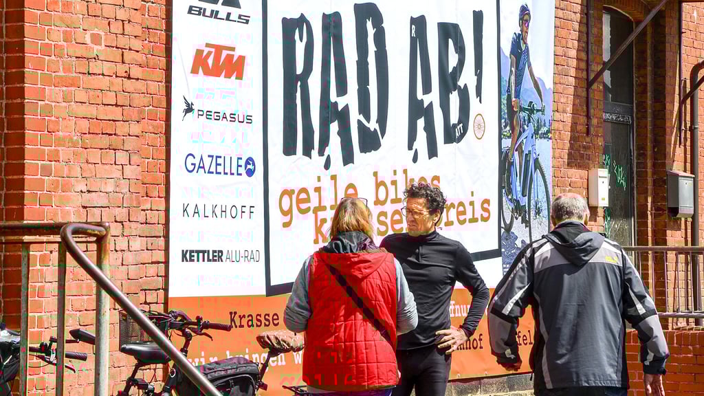Michael Sametinger (Mitte) berät Kunden vor einem der großen Transparente, die auch bald die Rückansicht des Bahnhofs schmücken sollen.