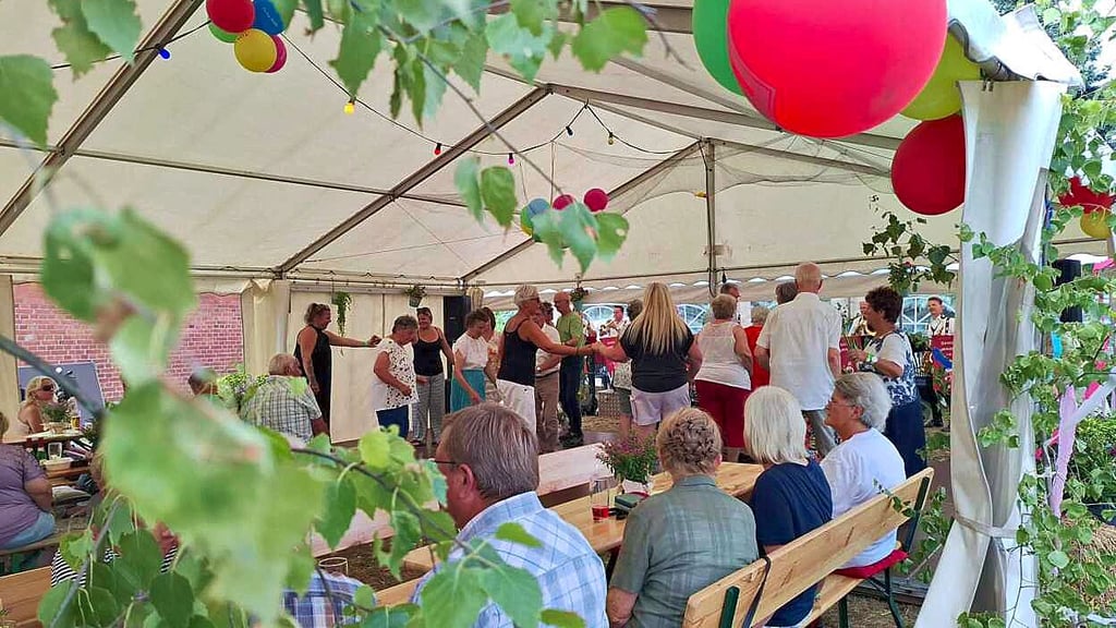 Beim Frühschoppen am Sonntag schwingen so einige zur Blasmusik der Lustigen Musikanten aus Seyda das Bein.