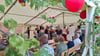 Beim Frühschoppen am Sonntag schwingen so einige zur Blasmusik der Lustigen Musikanten aus Seyda das Bein. 