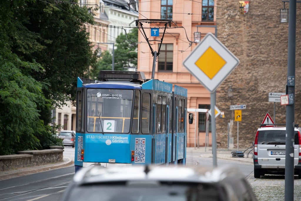 Der Verkehrsverbund ZVON erhöht im August die Ticketpreise für fast alle Fahrkarten. (Archivbild)