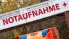 Einer Umfrage der Krankenkasse AOK zufolge gehen viele Menschen mit Gesundheitsproblemen in Niedersachsen direkt in eine Notaufnahme. (Archivbild)