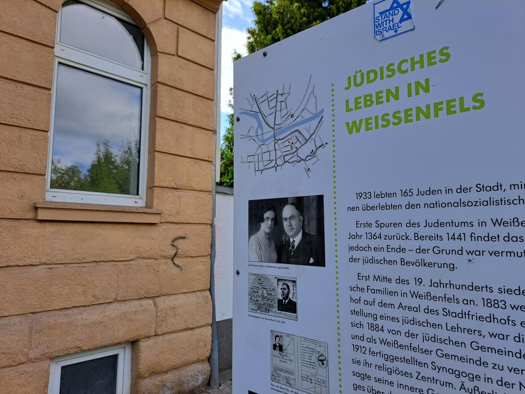 Die Erinnerungstafel für die Familie des jüdischen Predigers Simon Rau in der Nordstraße in Weißenfels ist nach der Schmierrattacke umgehend gereinigt worden.
