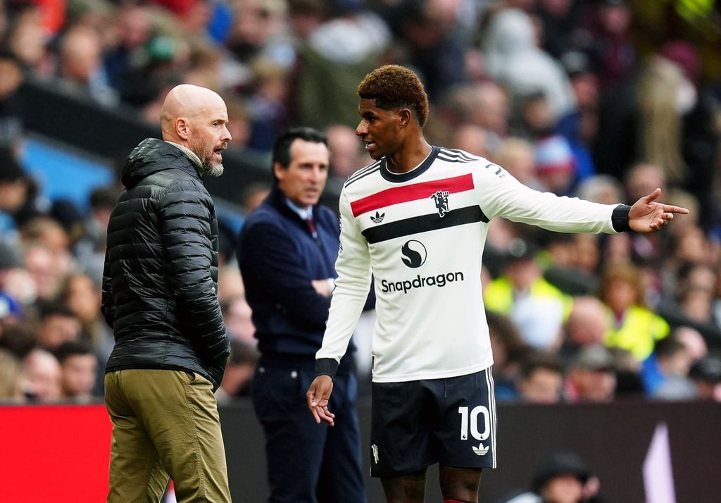Marcus Rashford (r) und Manchester Uniteds damaliger Trainer Erik ten Hag.