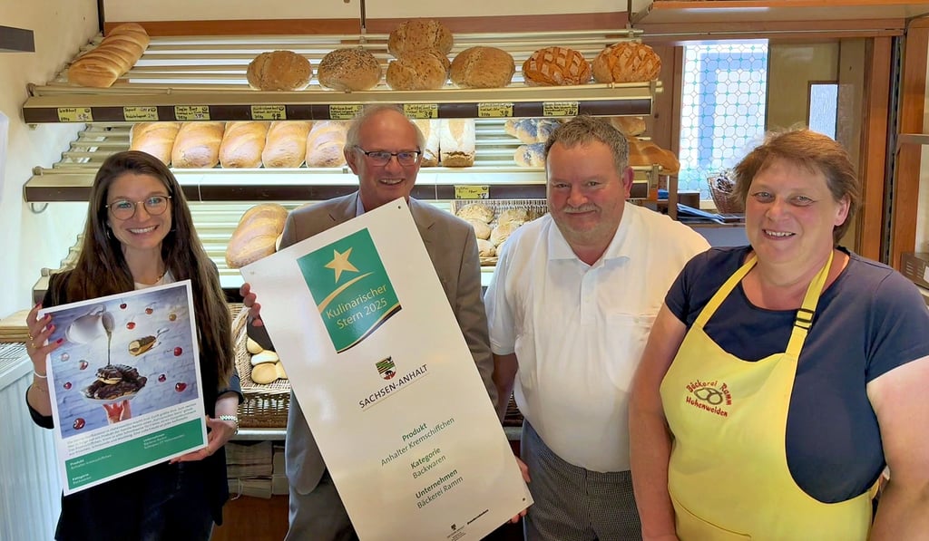 Die Bäckerei von Ute und Ekkehard Ramm (v.r.) erhält zum zweiten Mal in Folge einen „Kulinarischen Stern“ – diesmal für ihr „Anhalter Kremschiffchen“