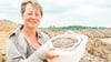Grabungsleiterin Juliane Huthmann zeigt den gut 3000 Jahre alten Panzer einer Sumpfschildkröte. Der Fund gleicht einer Sensation.