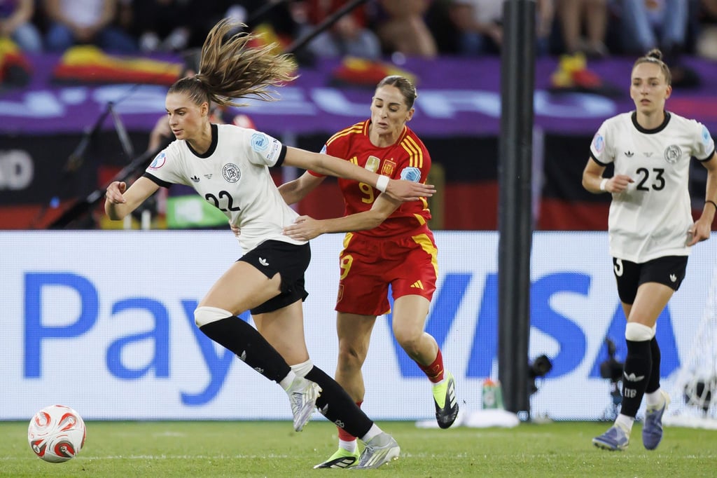 Aktivposten im deutschen Spiel: Jule Brand (l).