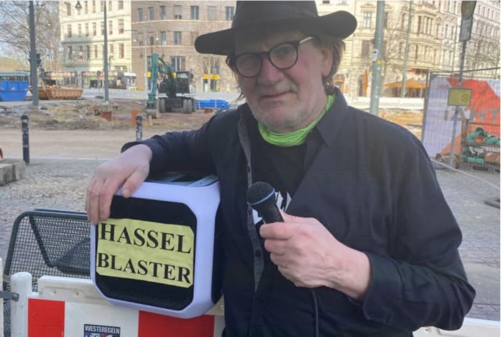 Herbert Beesten führt in Magdeburg über den Hasselbachplatz.