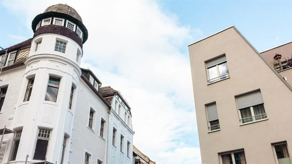 Das ehemalige Weißenfelser Hotel „Goldener Ring“ (links) steht gleich neben einem innerstädtischen Neubau in der Saalstraße.