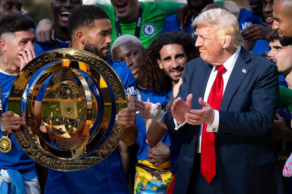 Marc Cucurella (Mitte) beobachtet die komischen Augenblicke zwischen seinem Kapitän Reece James und US-Präsident Donald Trump.
