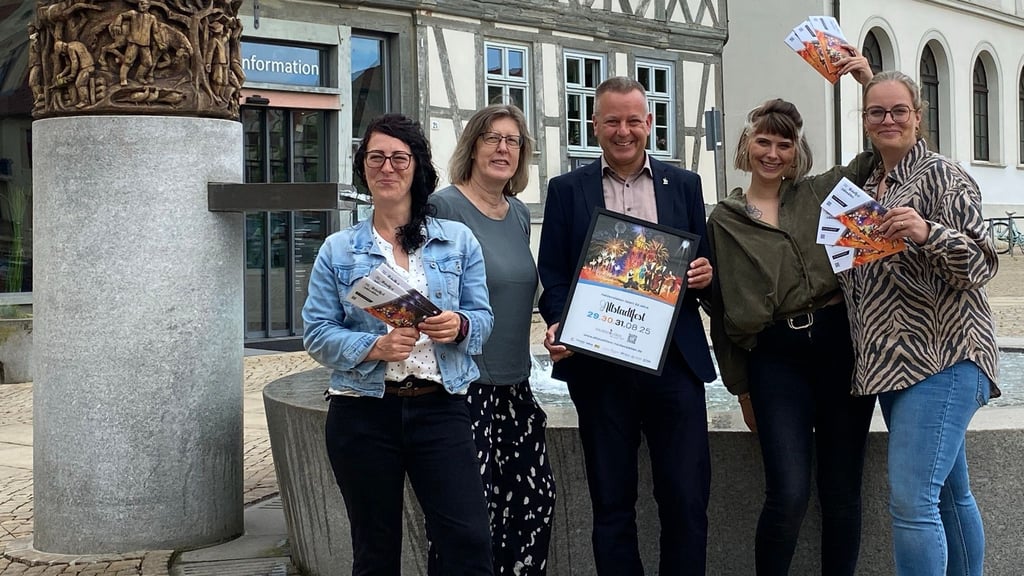 Bürgermeister Bernhard Hieber stellt mit dem Team hinter den Kulissen das Programm für das Haldensleber Altstadtfest 2025 vor.