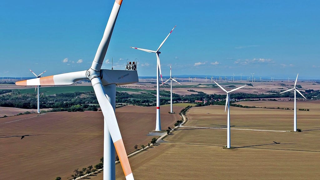 Windräder, so weit das Auge reicht. Die Westdorfer sehen diese generell positiv, finden aber auch, dass mit Augenmaß vorgegangen werden sollte.