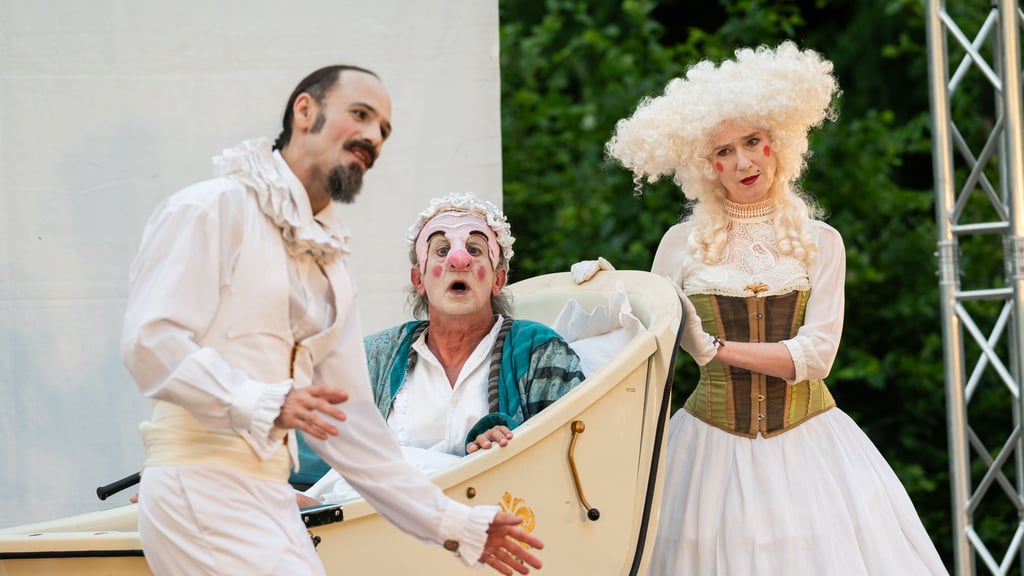 Szenenbild aus „Der eingebildete Kranke“ – Molières Komödienklassiker über einen Hypochonder und seine turbulente Hausgemeinschaft ist Teil des Sommertheaters 2025 in Magdeburg.