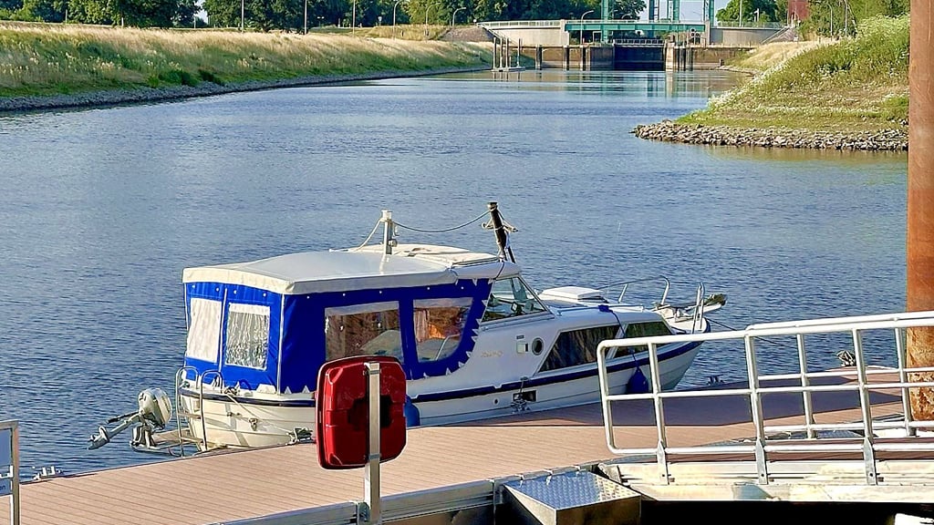 Bisher noch ein seltenes Bild: Ein Kajütboot liegt am neuen Anleger. Im Hintergrund die Saaleschleuse.