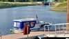 Bisher noch ein seltenes Bild: Ein Kajütboot liegt am neuen Anleger. Im Hintergrund die Saaleschleuse. 