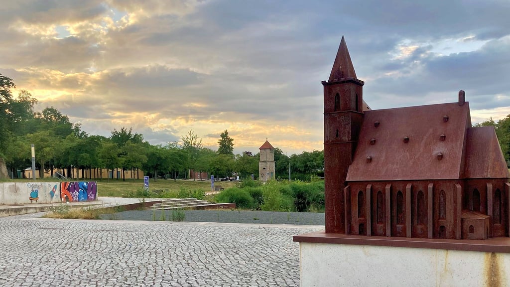 Blick auf die historische Mitte Staßfurts – im Vordergrund das Modell der alten Stadtkirche.