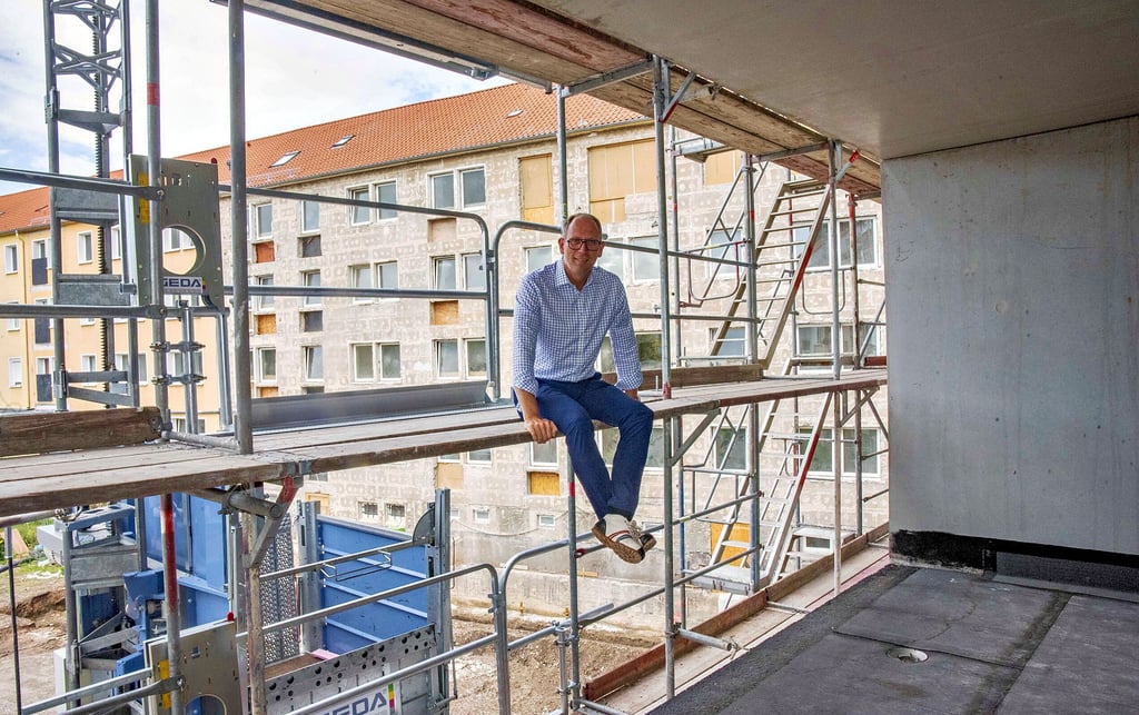 Verschnaufpause auf dem Baugerüst des Neubaus Ringstraße 36: Vorstand Nicky Meißner freut sich über den Baufortschritt im „Schilli“.