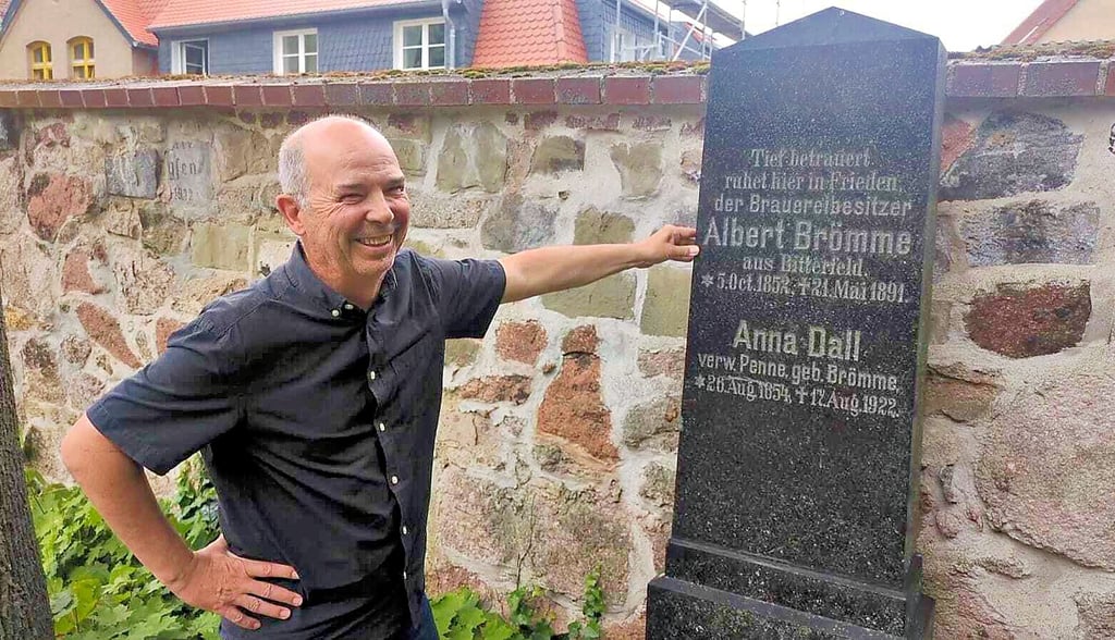 Nordfriedhofsleiter Hartmut Bade steht vor dem Grab Brömmes, das vor einigen Jahren erst saniert wurde. Es steht unter Denkmalschutz.