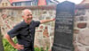 Nordfriedhofsleiter Hartmut Bade  steht vor dem Grab Brömmes, das vor einigen Jahren erst saniert wurde. Es steht unter Denkmalschutz.