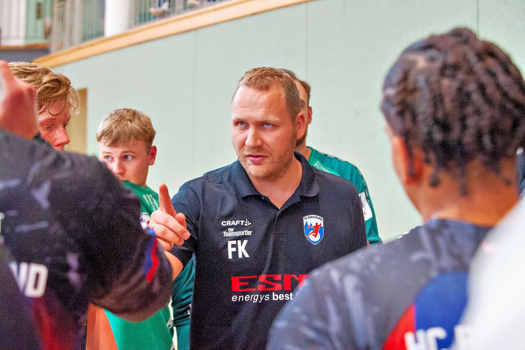 HCB-Trainer Fabian Kunze, hier am Rande des Testspiels gegen Jena, muss in der Saisonvorbereitung sehr viel improvisieren.
