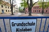Die Grundschule in Alsleben wird bald in das rote Gebäude einziehen, das derzeit noch saniert wird. 