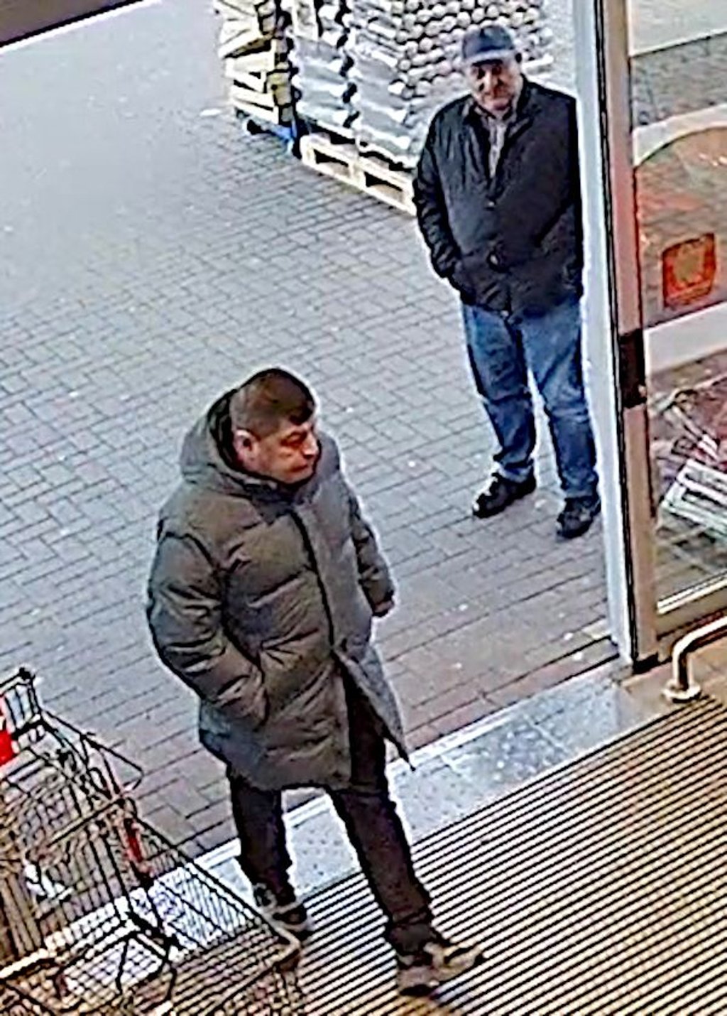 Vermutlich haben die zwei Männer bei dem Diebstahl zusammengearbeitet.