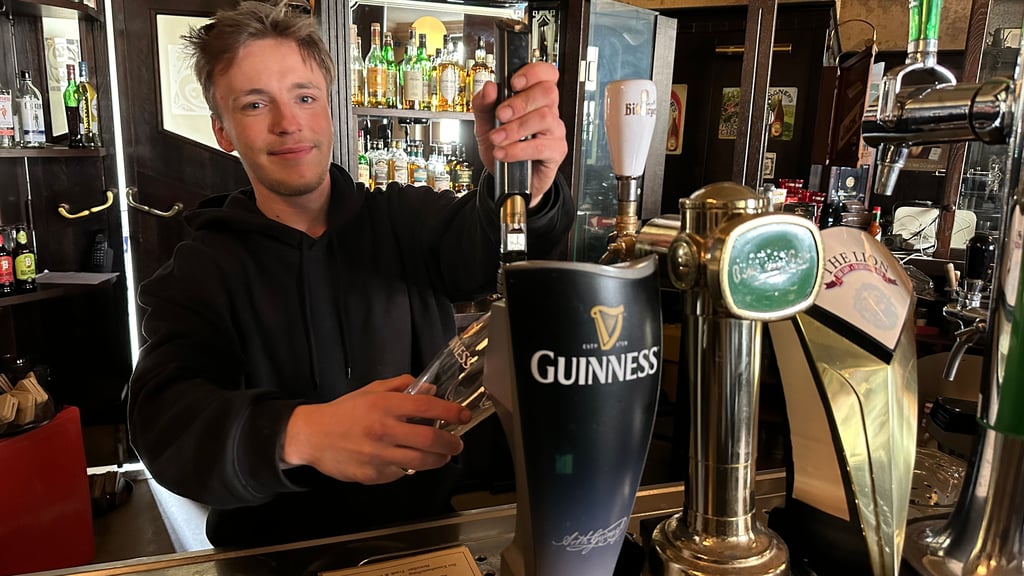 Fröhlich hinterm Zapfhahn: Als Andy Hesse den Irish Pub „The Lion“ in Magdeburg 2024 übernahm, war er voller Zuversicht.