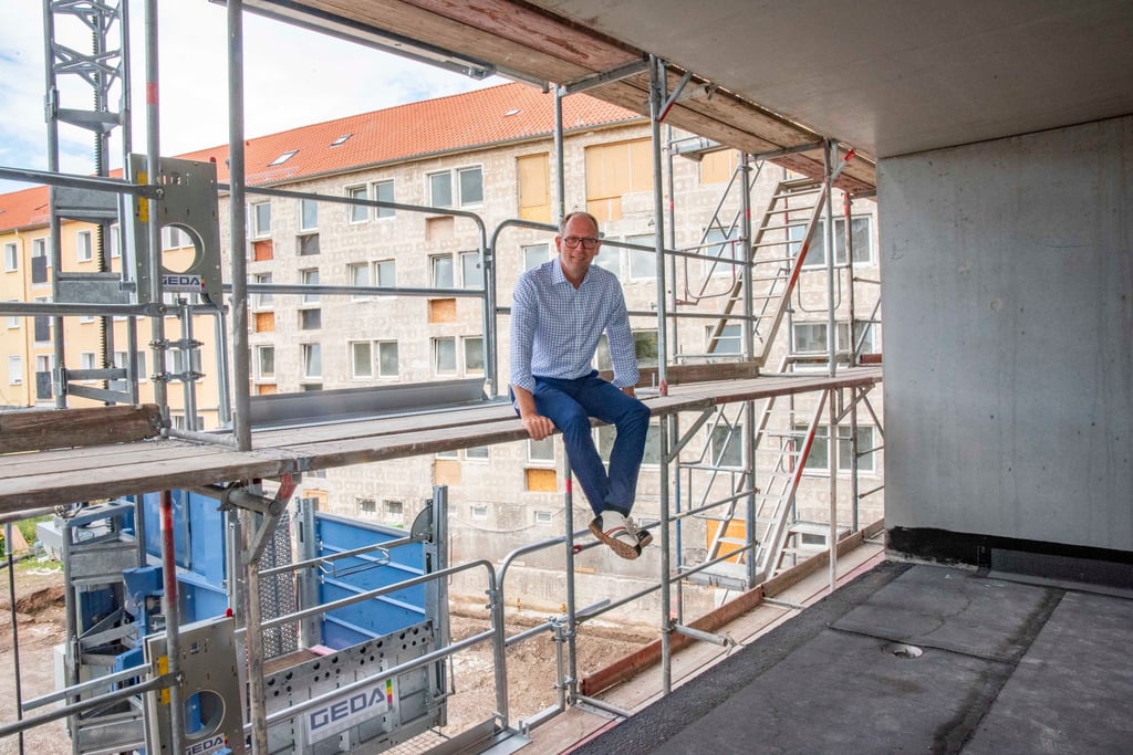 Nicky Meißer, Chef der Dessauer Wohnungsgenossenschaft, auf der Baustelle des „Schilli“.
