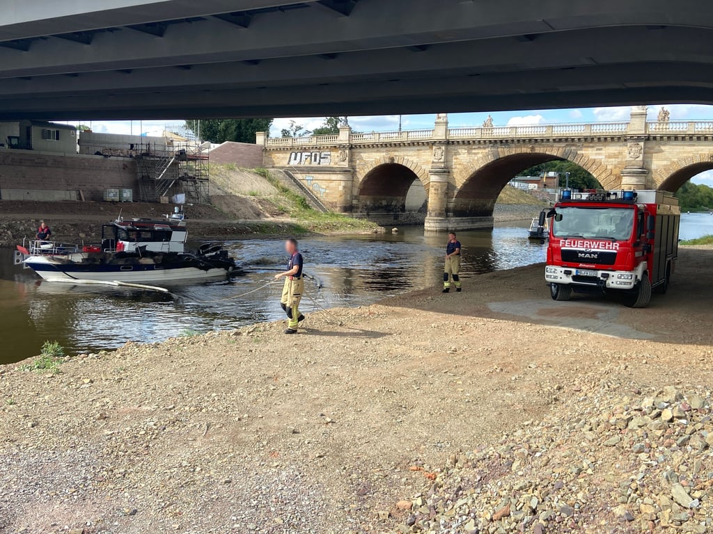 Einsatz am Donnerstagnachmittag: Feuerwehr und Wasserschutzpolizei transportieren das ausgebrannte Boot aus der Zollelbe ab.