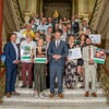 Landwirtschaftsminister Sven Schulze (v.M.) mit den Siegern des Wettbewerbs "Kulinarische Sterne 2025"