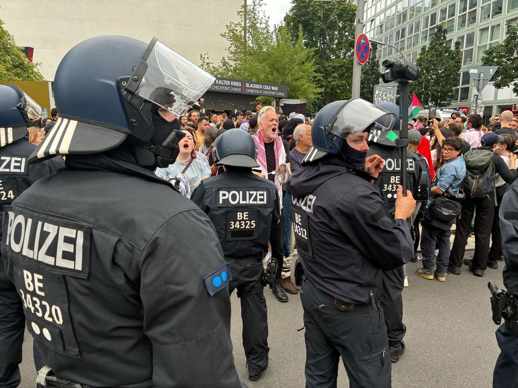 Die Polizei ist bei einer Demonstration gegen die Politik Israels am Checkpoint Charlie im Einsatz.