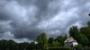Regenwolken hängen über dem Freistaat und bringen zum Teil Starkregen und Hagel. (Symbolbild)