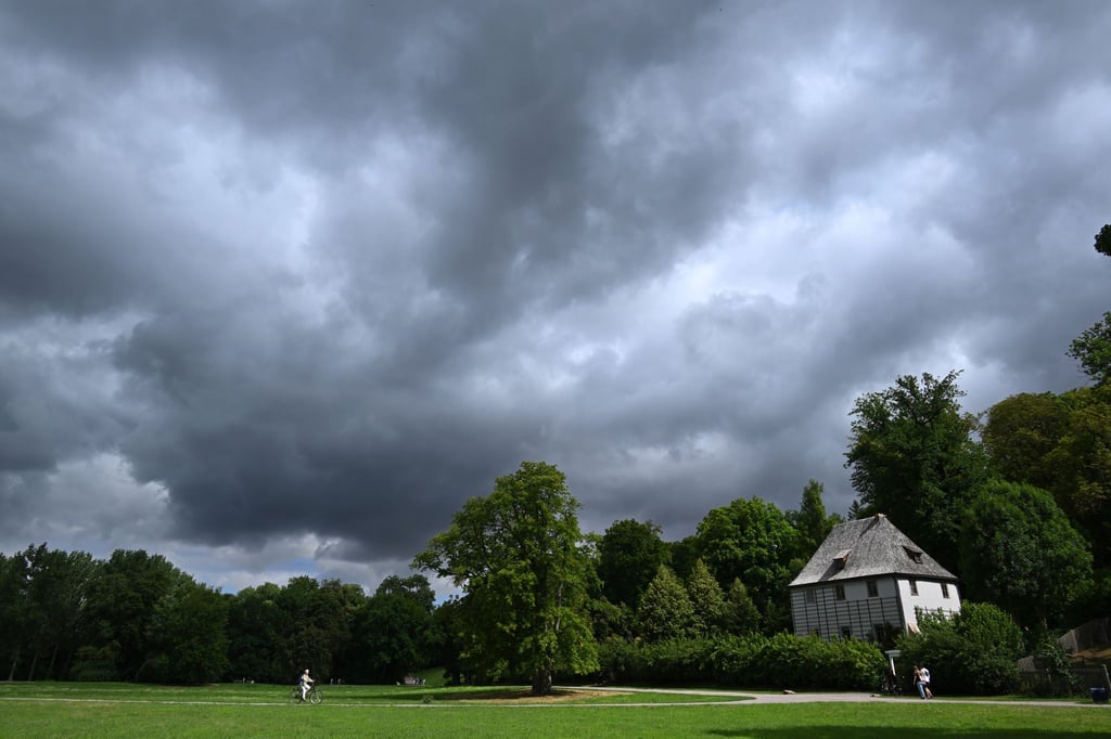 Regenwolken hängen über dem Freistaat und bringen zum Teil Starkregen und Hagel. (Symbolbild)