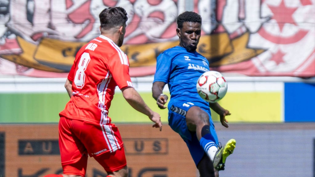 Im Mai spielte Bocar Baro (r.) noch gegen den HFC. Darf er nun am Samstag erstmals im rot-weißen Trikot ran?