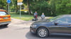 Anneliese Lange und Klaus-Dieter Pickert wollen den Kreisverkehr Ruth-Lübschütz-Platz überqueren. Nun wurde  darüber entschieden, ob es hier eines Zebrastreifens bedarf.