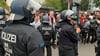 Die Polizei ist bei einer Demonstration gegen die Politik Israels am Checkpoint Charlie im Einsatz. Es kommt laut der Sicherheitsbehörde zu Gewalt gegen Einsatzkräfte.