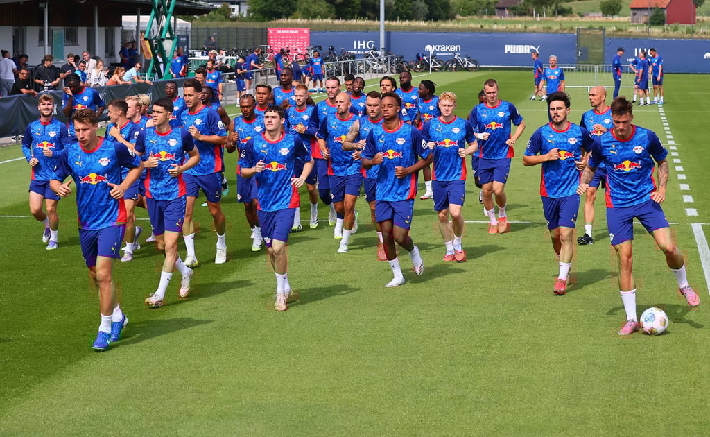 Mächtig Betrieb auf dem Trainingsplatz von RB: Der Kader ist noch deutlich zu groß für die anstehende Saison.