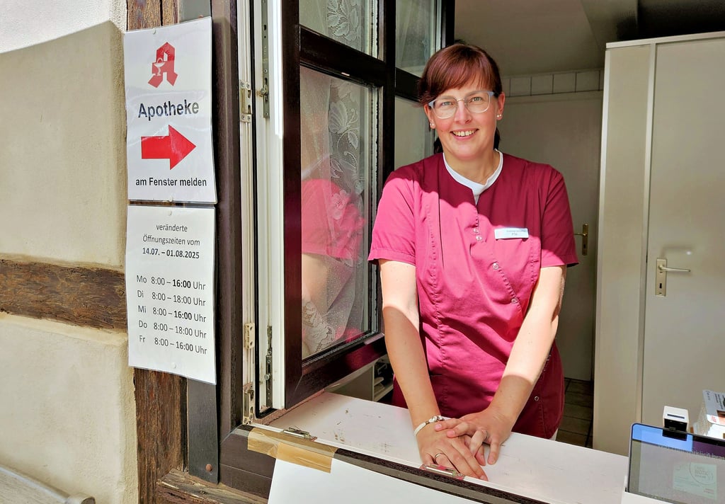 Schalter-Dienst: Die Pharmazeutisch-Technische Assistentin Daniela Schäfer gibt Medikamente aus.