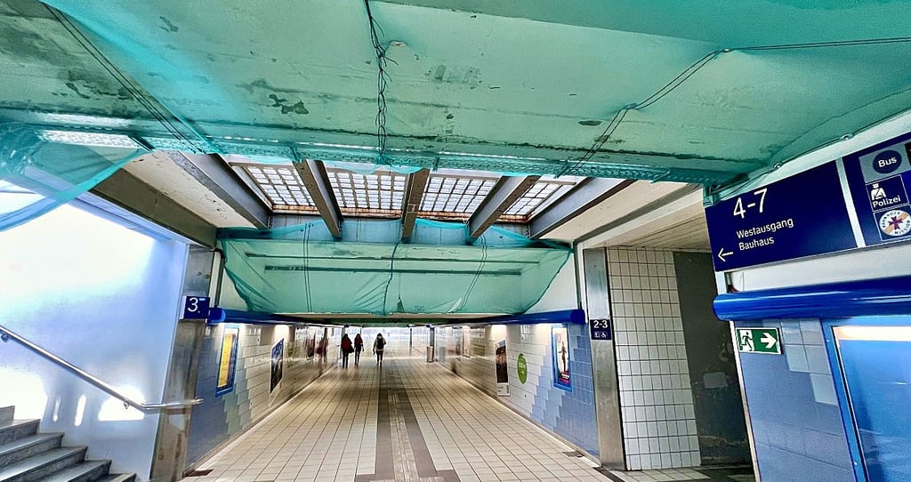 Netze an der Tunneldecke des Bahnhofs